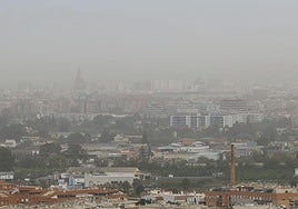 Panorámica de Murcia, este viernes, en la que se aprecia la calima y el polvo sahariano.