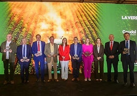 Foto de los premiados con la consejera y patrocinadores.