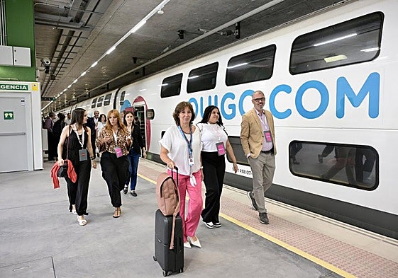 Un grupo de viajeros junto al tren de la compañía francesa.