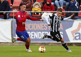 Andrés Rodríguez, defensa murciano del Teruel, persigue a Kevin Sánchez en el duelo entre el equipo aragonés y el Cartagena del pasado sábado en el campo de Pinilla.