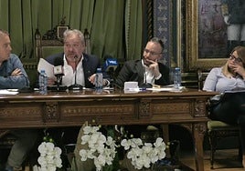 Ginés Campillo, alcalde; Diego Martínez, secretario accidental, y Alicia Jiménez, edil del PP, en un Pleno.
