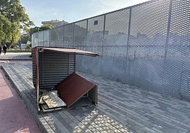 La taquilla del auditorio del parque de Fofó, tirada en medio del jardín, junto al recinto de eventos.