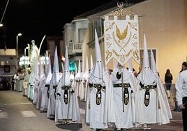 Tercio de penitentes con el sudario sanjuanista. Debajo, la talla de San Juan Evangelista realizada por el escultor Ramón Cuenca.