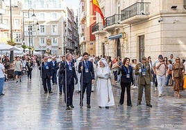 Comitiva abriendo la procesión extraordinaria con motivo del 80 aniversario del Cristo Resucitado, en mayo