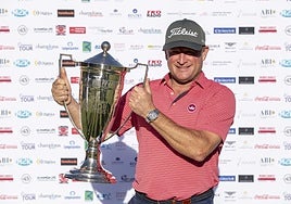 El feliz campeón, James Donaldson, sujetando su trofeo.