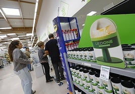 Clientes en el Leroy Merlin de Nueva Condomina, en Murcia, ante un expositor de balizas V-16, ayer.