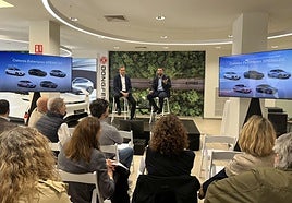 De izqda. a dcha., Santiago Pérez-Silva, director Ejecutivo de Grupo Huertas, y Andrés Pastor, director comercial de XPENG España.
