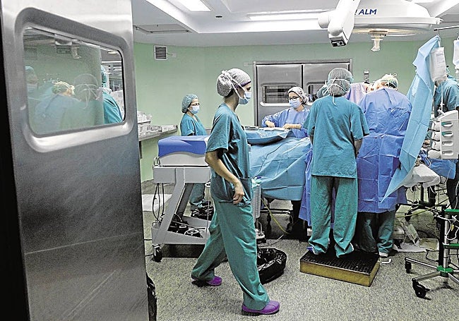 Profesionales durante una intervención en La Arrixaca.