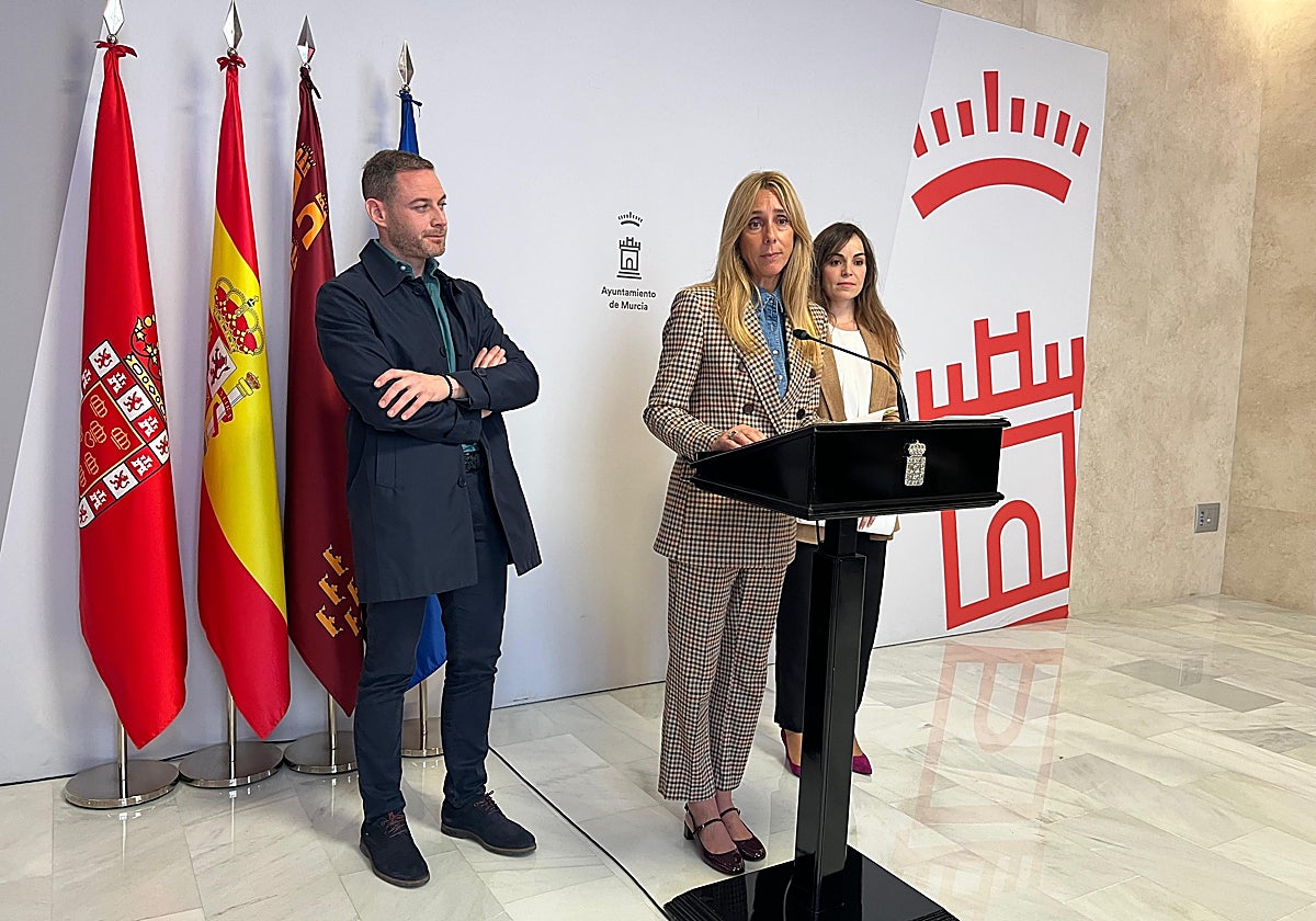 Pilar Torres informa de la adjudicación del nuevo contrato tras la Junta de Gobierno.