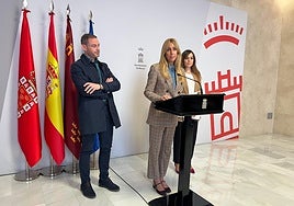 Pilar Torres informa de la adjudicación del nuevo contrato tras la Junta de Gobierno.