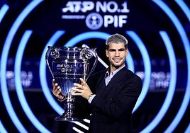 Carlos Alcaraz posa con su trofeo de número 1, este viernes en el Inalpi Arena de Turín.