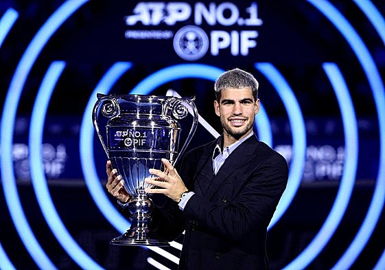 Carlos Alcaraz posa con su trofeo de número 1, este viernes en el Inalpi Arena de Turín.