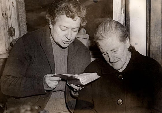 Carmen Conde leyendo a Francisca Sánchez del Pozo el poema que le dedicó Rubén Darío en Navalsauz, septiembre de 1957.