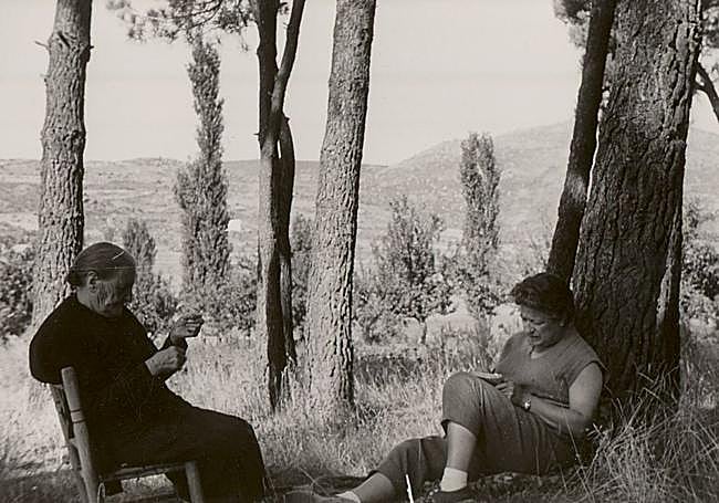 Francisca Sánchez y Carmen Conde mientras esta escribía la biografía de la primera, 'Acompañando a Francisca Sánchez', en Navalsauz, septiembre de 1957.