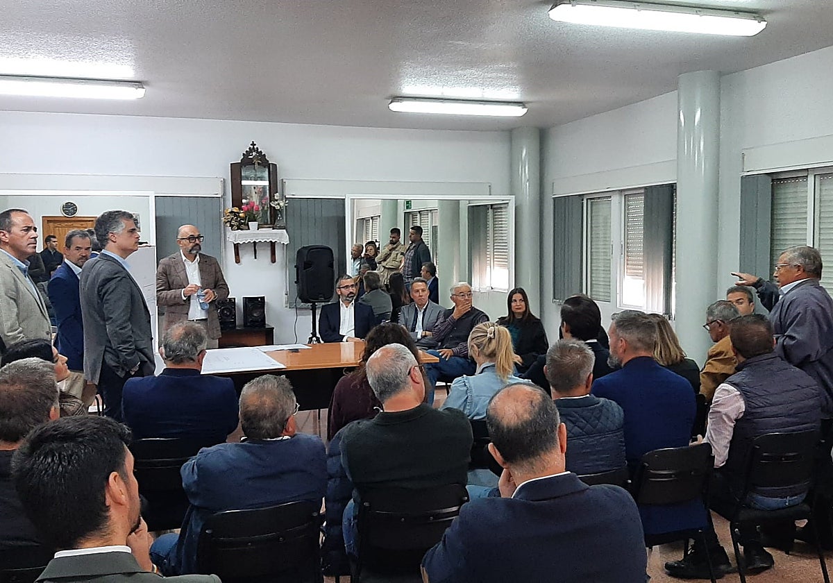 El presidente y técnicos de Adif durante el encuentro con los vecinos al que asistió el delegado del Gobierno, el alcalde y concejales de todos los grupos municipales.