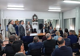 El presidente y técnicos de Adif durante el encuentro con los vecinos al que asistió el delegado del Gobierno, el alcalde y concejales de todos los grupos municipales.