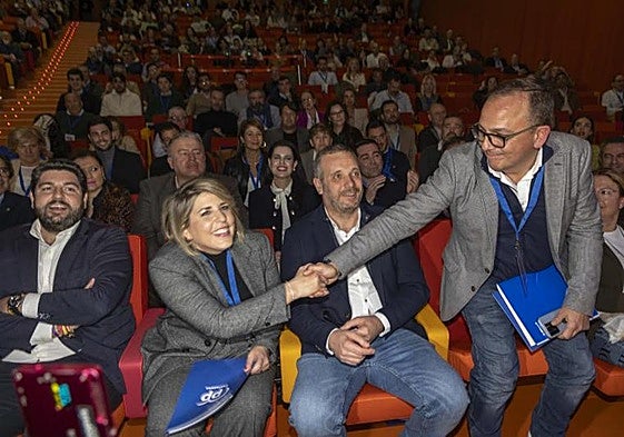 Francisco Espejo saluda a Noelia Arroyo en presencia de Fernando López Miras y Joaquín Segado en una imagen del año pasado.