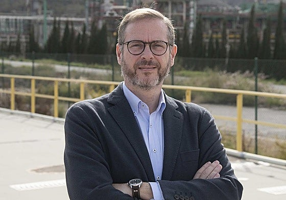 Rafael Quesada, fotografiado ante una de las plantas que componen el complejo industrial de Repsol en Cartagena.