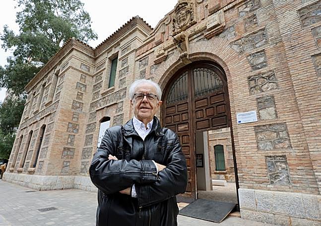 El historiador Antonio Martínez Ovejero frente a la fachada de la antigua prisión provincial de Murcia, la Cárcel Vieja, en la que llegó a estar interno durante la represión.