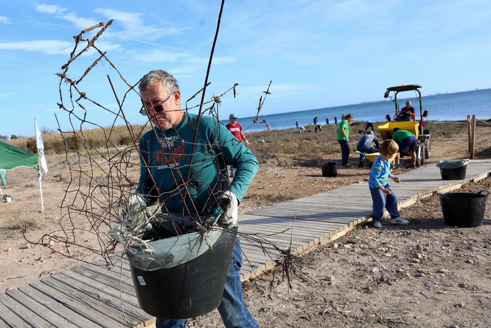 La recogida de basura en el paraje natural Menhir del Rame, en el Mar Menor, en imágenes