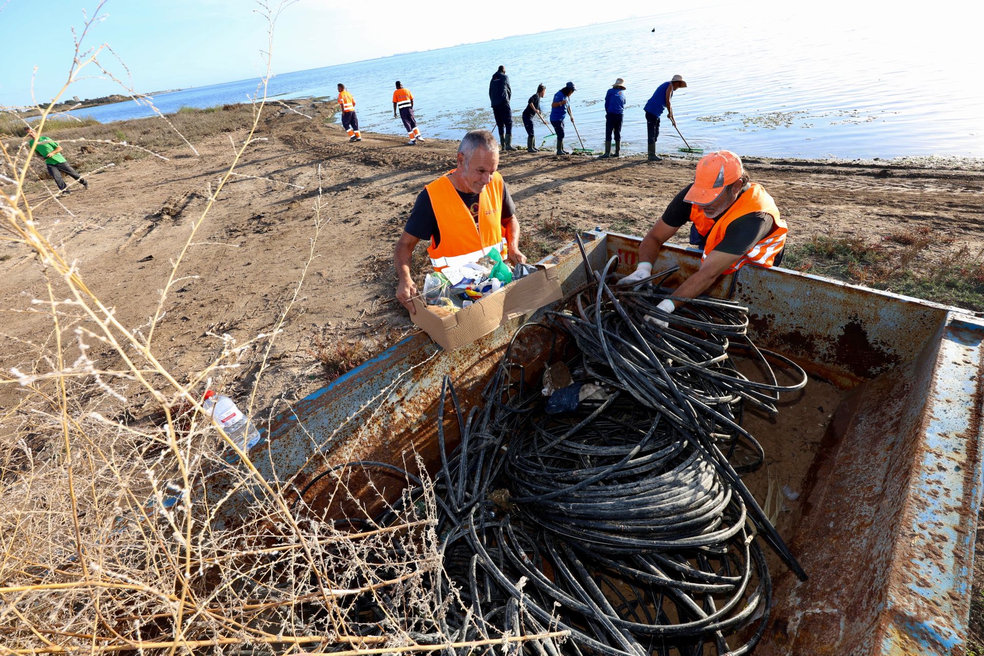 La recogida de basura en el paraje natural Menhir del Rame, en el Mar Menor, en imágenes