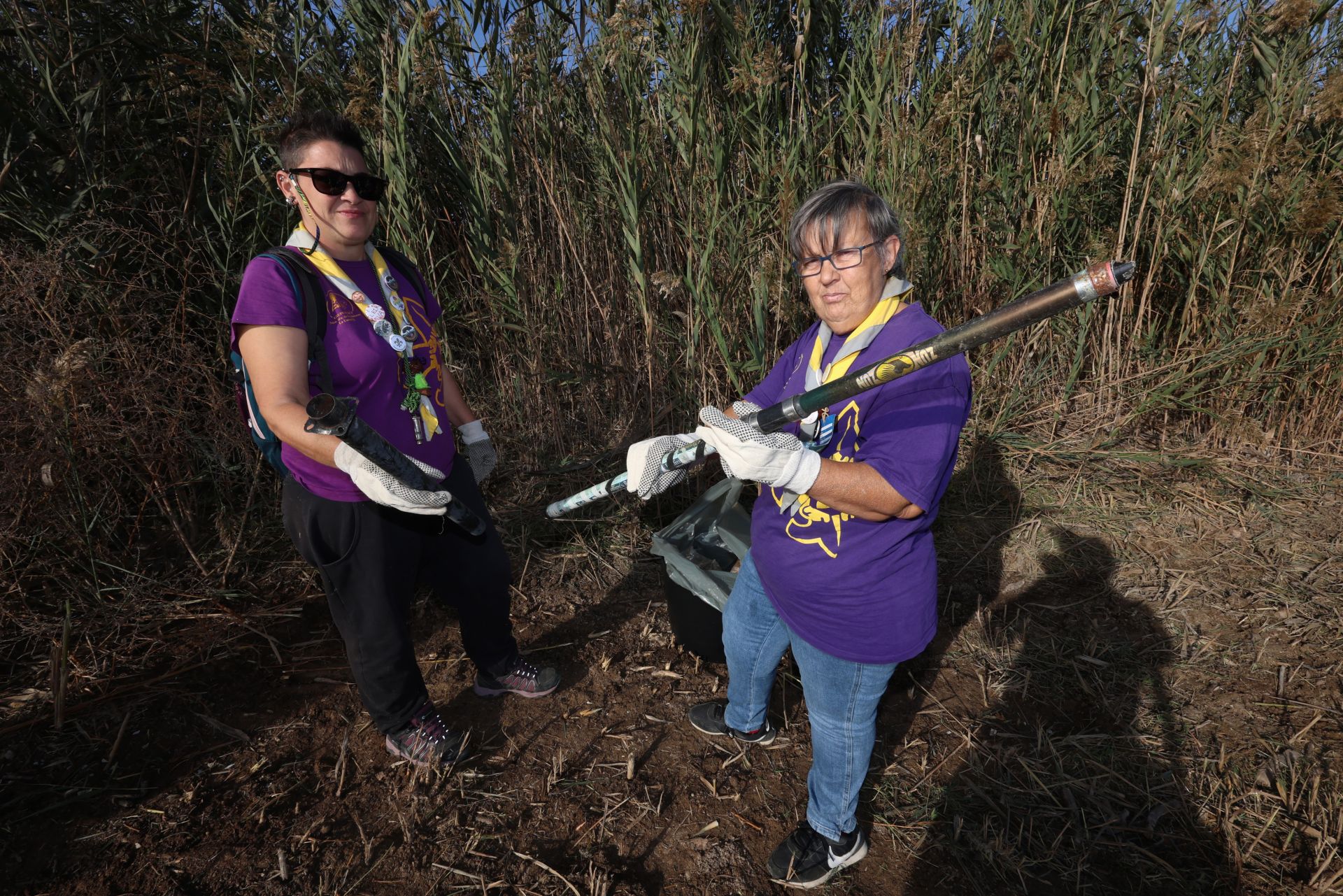 La recogida de basura en el paraje natural Menhir del Rame, en el Mar Menor, en imágenes