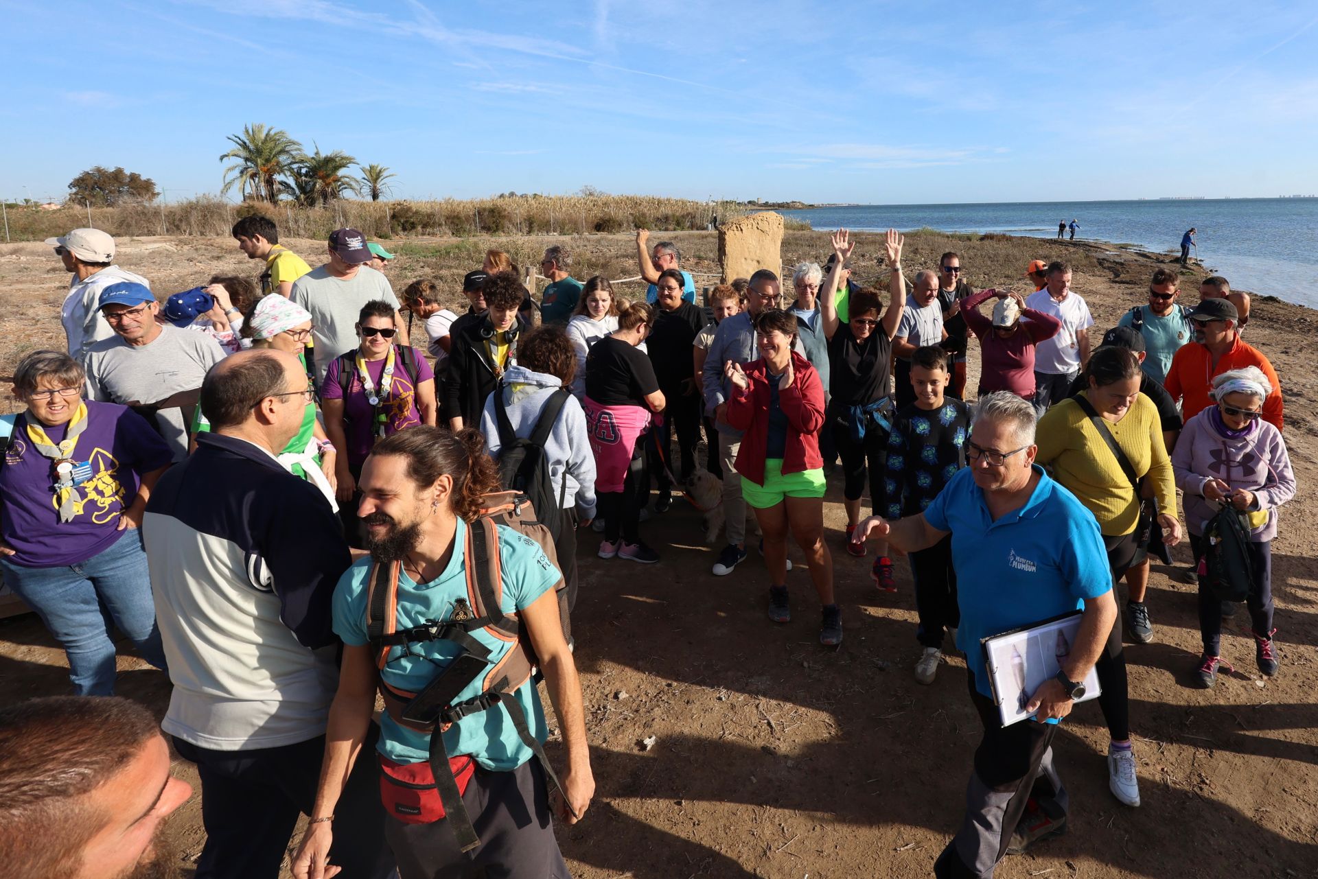 La recogida de basura en el paraje natural Menhir del Rame, en el Mar Menor, en imágenes