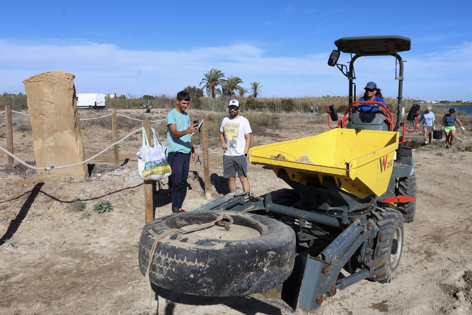 La recogida de basura en el paraje natural Menhir del Rame, en el Mar Menor, en imágenes