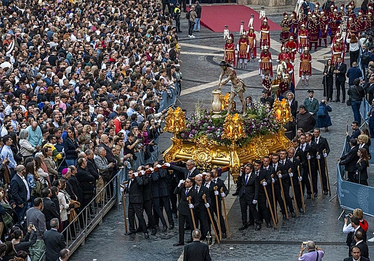 Santísimo Cristo Amarrado a la Columna de Jumilla, obra de Salzillo, de 1756, a su paso por la plaza del Cardenal Belluga, este sábado.