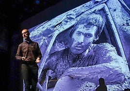 Ricardo Villoria muestra una de sus creaciones fotográficas durante su ponencia en Mu-tantes.