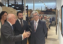 Esteban Bernal, Joaquín Zapata y Martín Páez visitan la muestra 'Raíces'.
