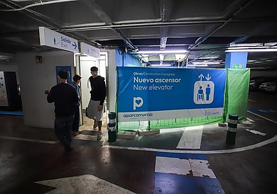 Un vallado delimita la zona en la que se está instalando el nuevo ascensor del parking.