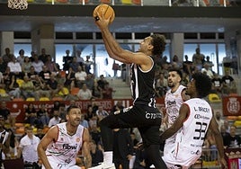 Rivera se levanta para realizar una bandeja, en un partido esta temporada.