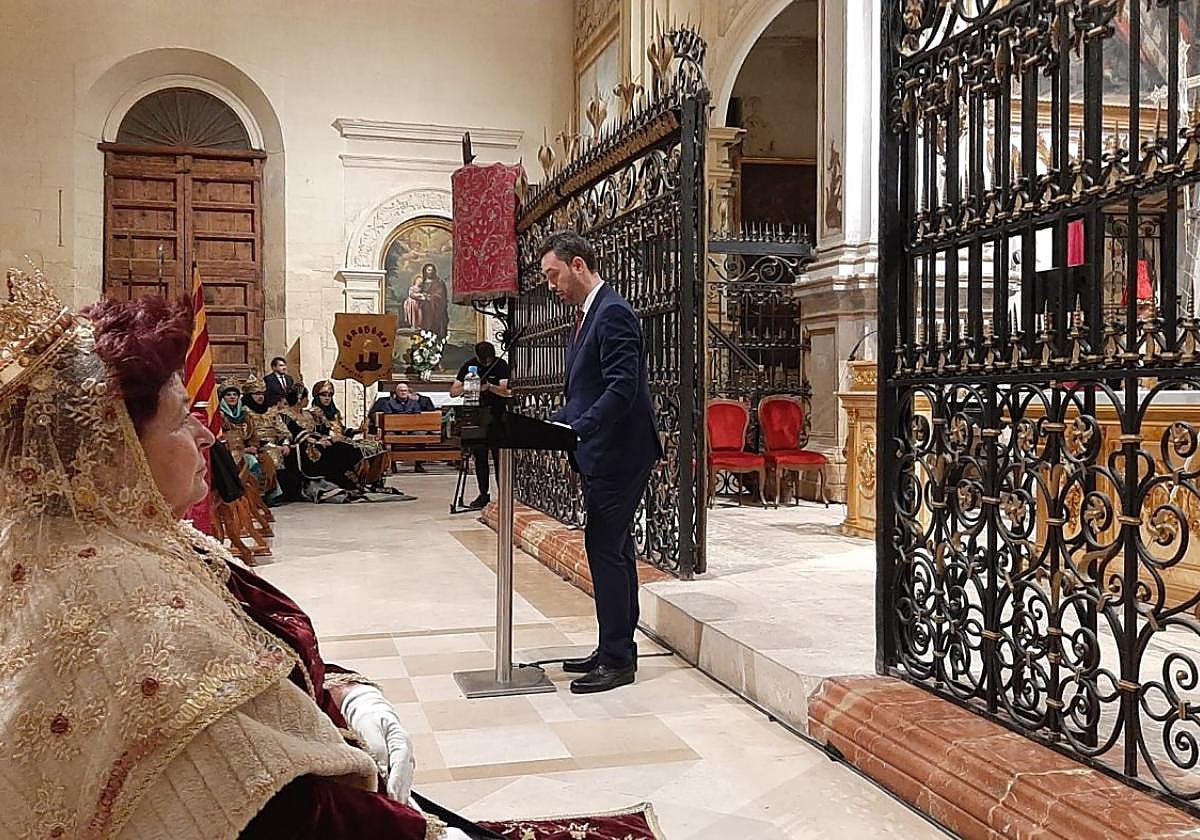 Iñaki Echeveste, durante la lectura del pregón ante la mirada de la reina Isabel la Católica, anoche.