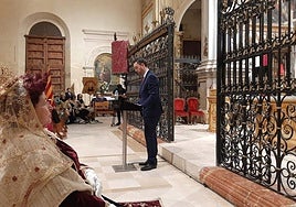 Iñaki Echeveste, durante la lectura del pregón ante la mirada de la reina Isabel la Católica, anoche.