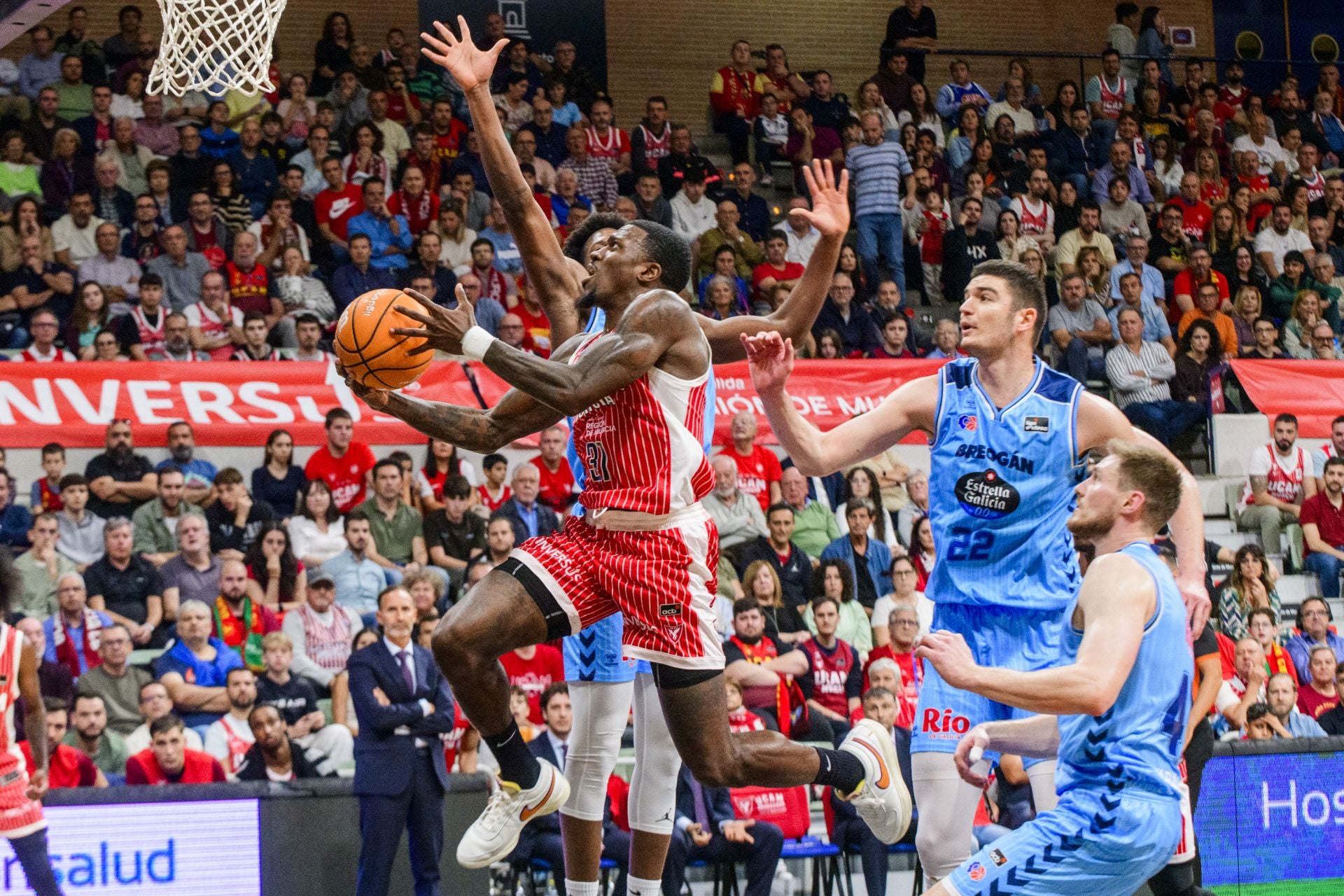 El UCAM Murcia cae prisionero de la trampa del Breogán, en imágenes