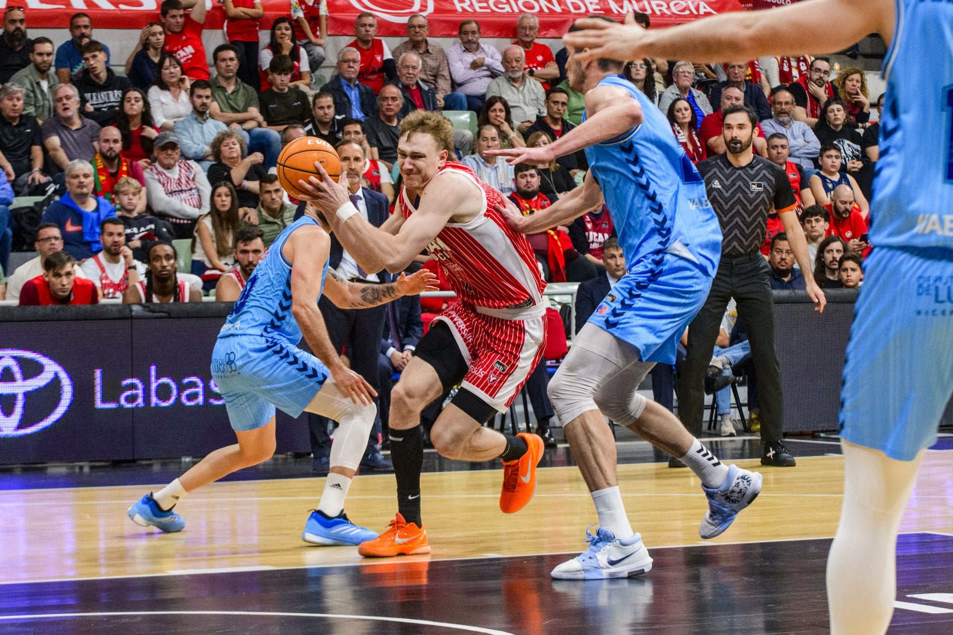 El UCAM Murcia cae prisionero de la trampa del Breogán, en imágenes