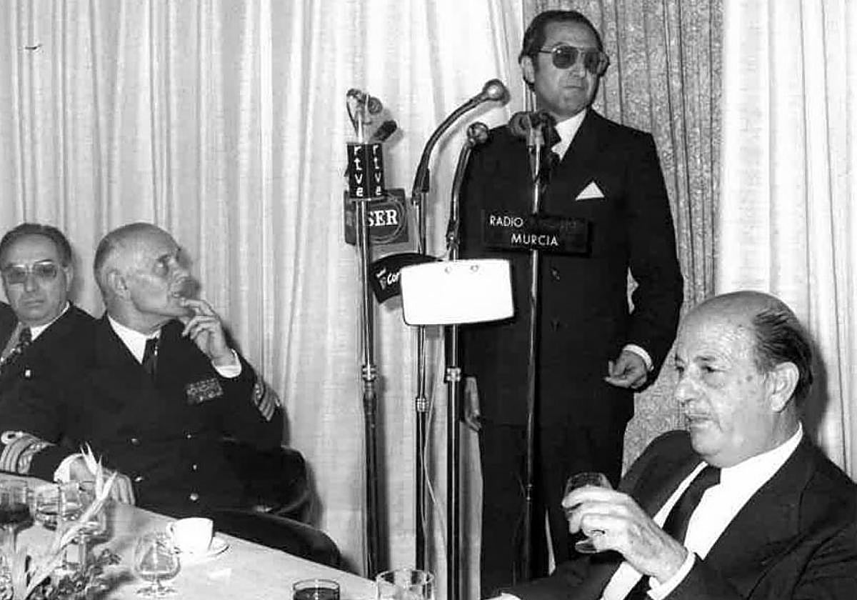 José Aparicio Calvo-Rubio, de pie, fue el último gobernador civil del franquismo en Murcia.