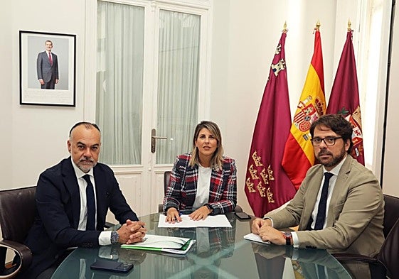 El presidente de ATA, la alcaldesa y el edil de Empleo, ayer.
