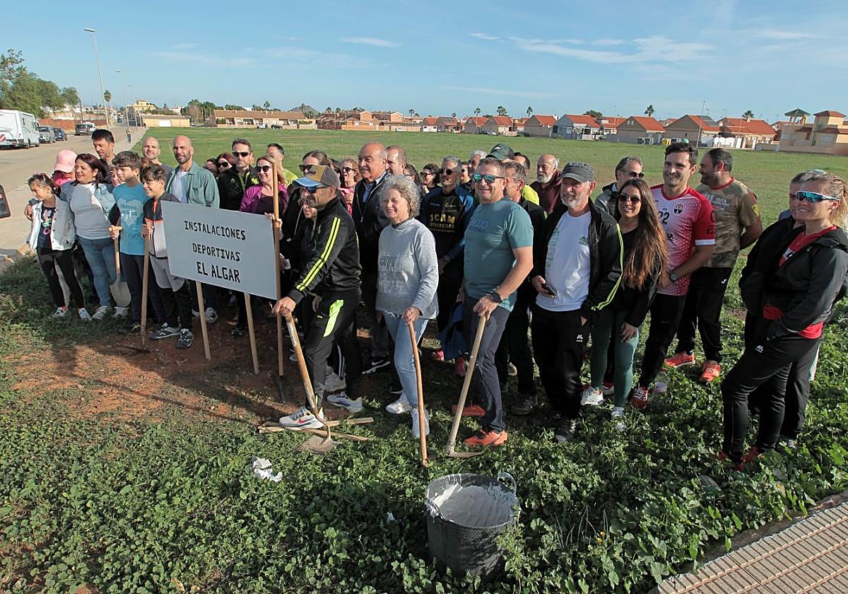Vecinos y usuarios participaron ayer en el acto reivindicativo, junto al IES Pedro Peñalver.