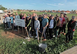 Vecinos y usuarios participaron ayer en el acto reivindicativo, junto al IES Pedro Peñalver.