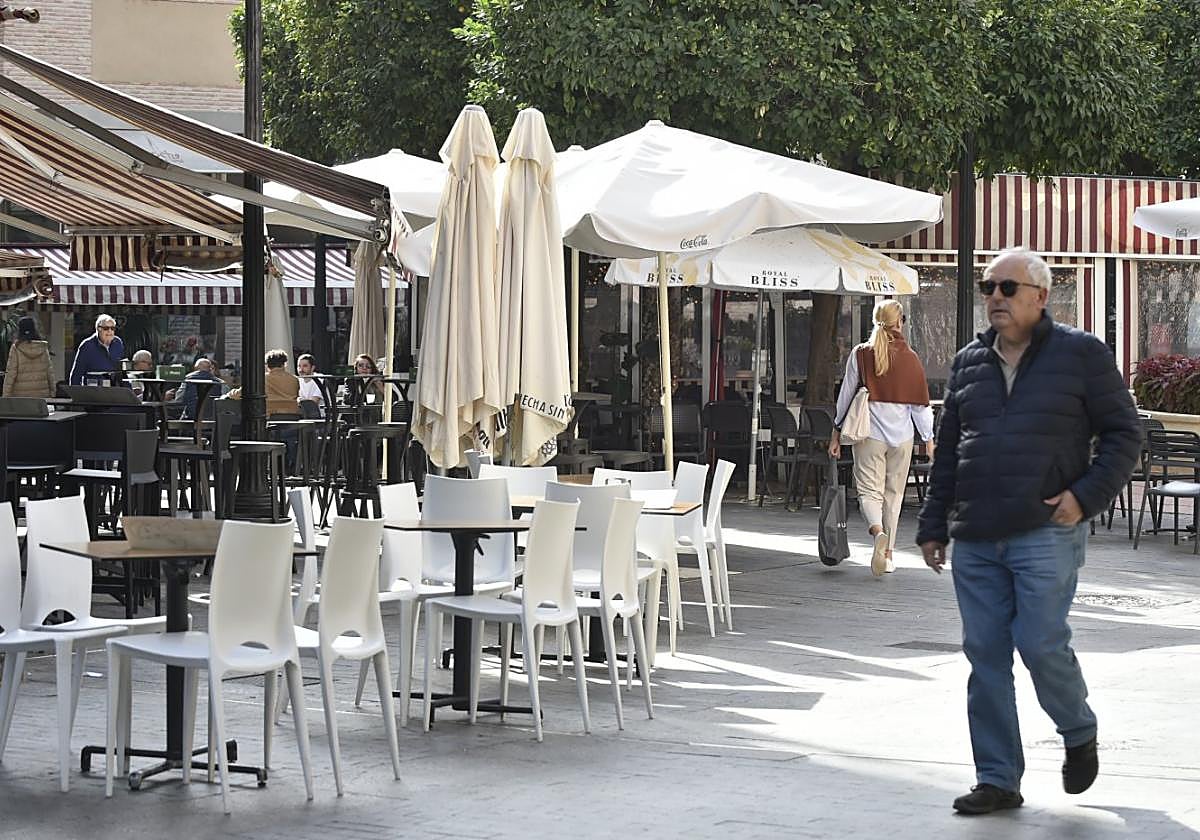 Imagen de la plaza de las Flores, ocupada en buena parte por las mesas y sillas de los establecimientos hosteleros del entorno.