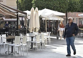 Imagen de la plaza de las Flores, ocupada en buena parte por las mesas y sillas de los establecimientos hosteleros del entorno.