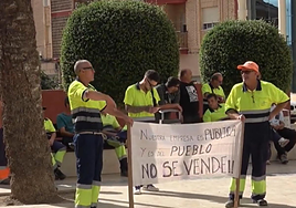Protesta de los trabajadores, el lunes, frente al Consistorio.