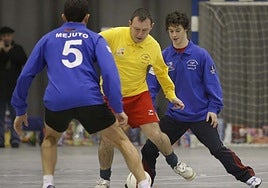 Un jugador intenta regatear a otro, en una imagen de archivo.