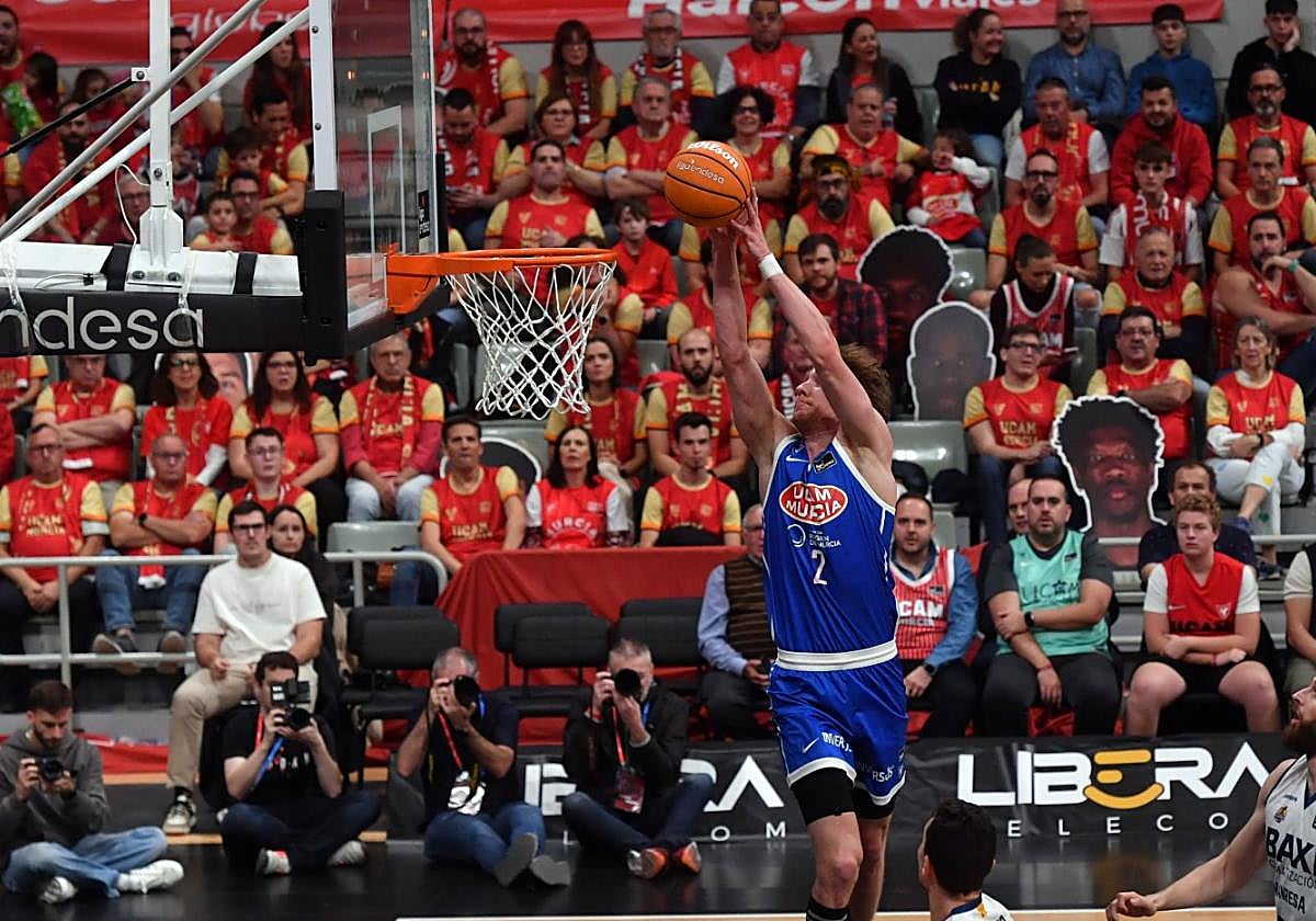 Raieste se eleva hacia el aro con la grada pendiente.