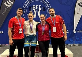 Naira Martínez y Athenea Ibáñez, junto a los técnicos Álvaro Ocaña y Manu Herrero.