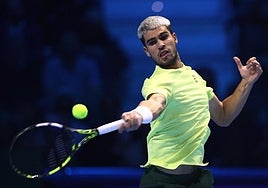 Carlos Alcaraz devolviendo un golpe ante Felix Auger-Aliassime.