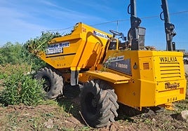 Maquinaria llevando a cabo las primeras labores de restauración ecológica integral en El Carmolí.