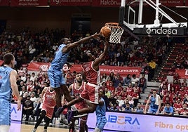 Michael Forrest entra a canasta ante la oposición de Jordan Sakho en una acción del partido de este domingo.